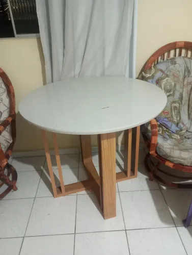 Mesa Com menos de 1 ano de uso de madeira boa robusta 109x109 cm 