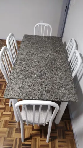 Mesa de Granito com 6 Cadeiras - Excelente Estado