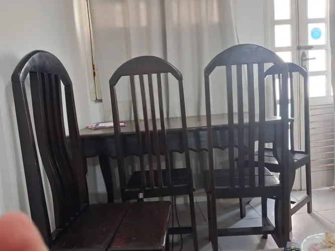 Mesa de madeira de Lei