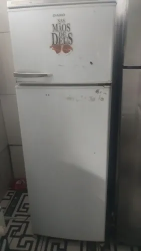Vendo geladeira funcionando perfeitamente gelando muito única coisa que falta é só a gave