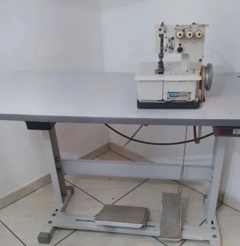 Máquina de costurar galoneira Bracob