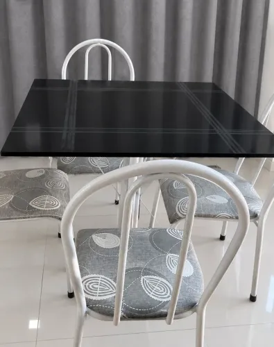 Mesa de mármore com 4 cadeiras