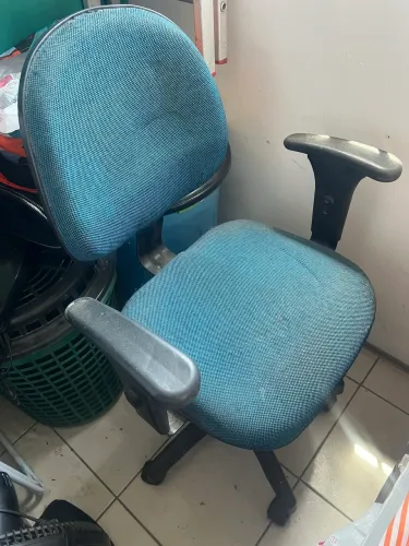 Cadeira de Escritório Giratória com Braços (Desapego)