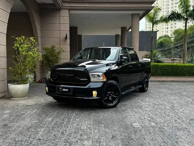 Ram Classic Laramie Night Edition 5.7 V8 16V Gasolina 4X4 Aut. 2023