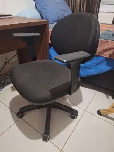 Cadeira de escritório semi nova