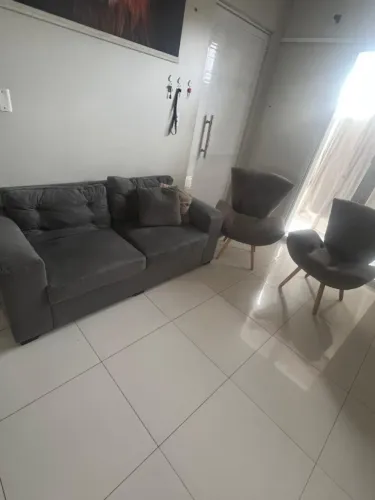 Vendo sofá três lugares mais duas cadeiras dois meses que comprei