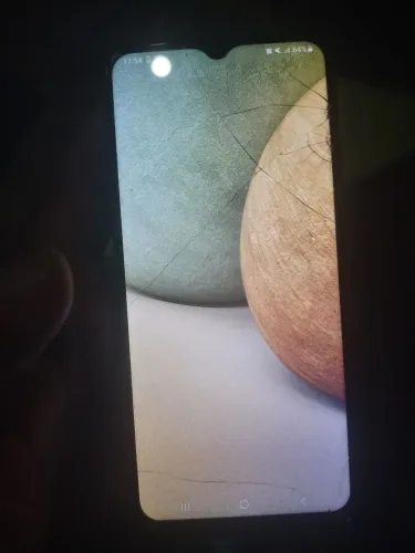 GalaxyA12 apenas com trinco na tela 64 gigas funcionando perfeitamente bateria top 