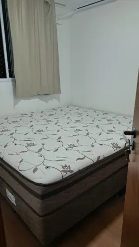 Cama King Probel com molas ensacadas ( Apenas 1 ano de uso )