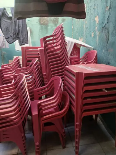 Jogo Mesas e Cadeiras de Plástico Para Bar