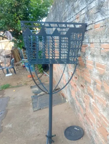 Vende-se lixeira reforçada.