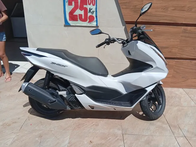 Vendo Pcx versão cbs com 2300 km apenas.