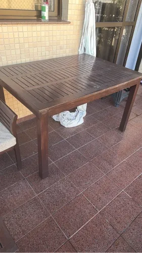 Mesa de madeira para varanda 