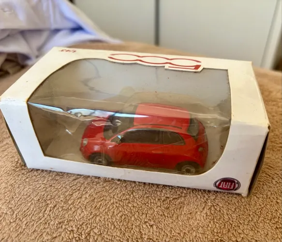 Miniatura Fiat 500 na caixa