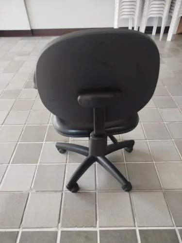 Vendo uma cadeira de escritório com rodinhas