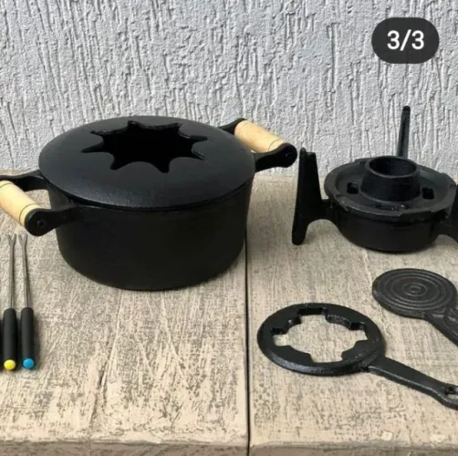 Fondue de Ferro Fundido c/ Espetos e Fogareiro 