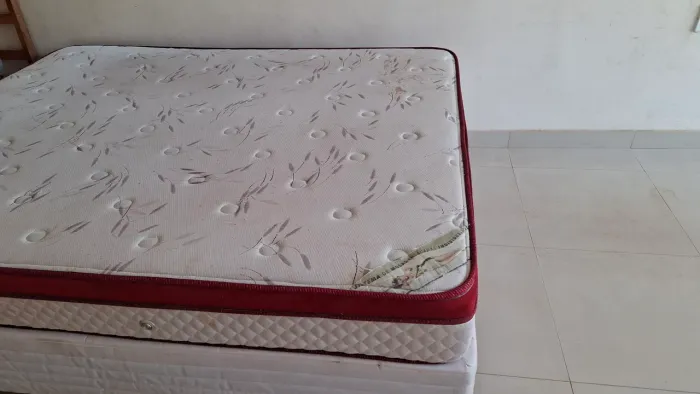 Cama Queen molas ensacadas Herval ( bem conservada)