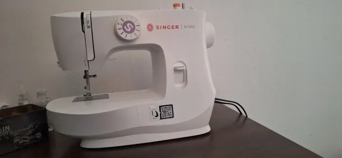 Máquina de costura SINGER M1605. Ainda na garantia