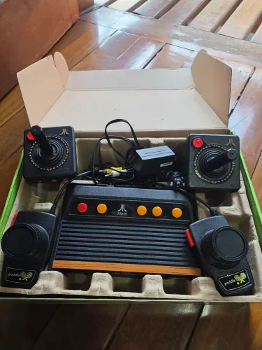 Vendo Atari Flashback 7 Deluxe Edition - 101 Jogos na memória. Joysticks sem fio.
