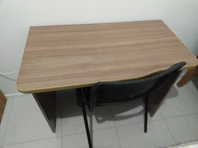 Mesa de escritório com cadeira