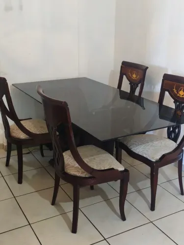Mesa de 6(seis) lugares com 4 cadeiras