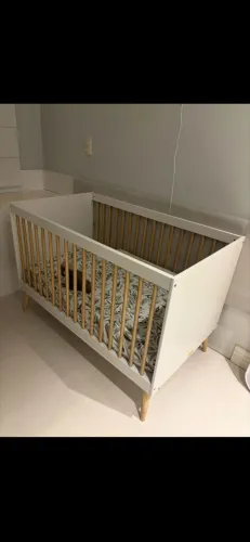 QUATER - Berço Americano de Bebê 2 em 1 Linha Retrô Branco com Carvalho + 1 colchão extra