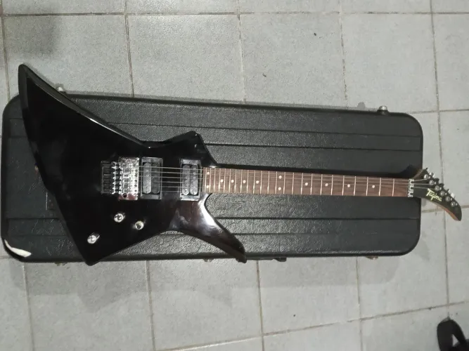 Guitarra Tagima modelo Explorer