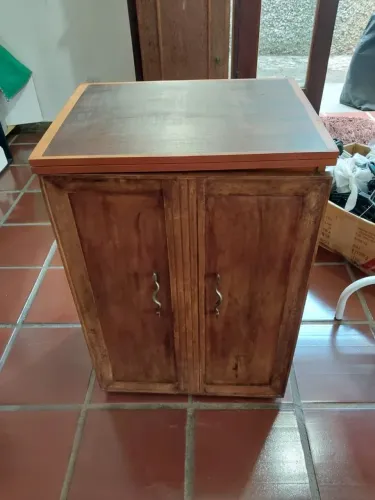 Gabinete antigo Singer 15c - madeira maciça com pé de ferro original 