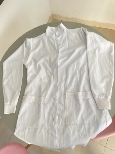 Jaleco branco com bordados tamanho M