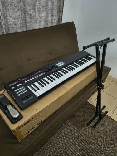 Teclado Roland XPS-10 Seminovo + Pedal Sustain e Suporte