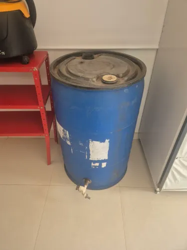 Bombona ou tambor reservatório e estante de aço.