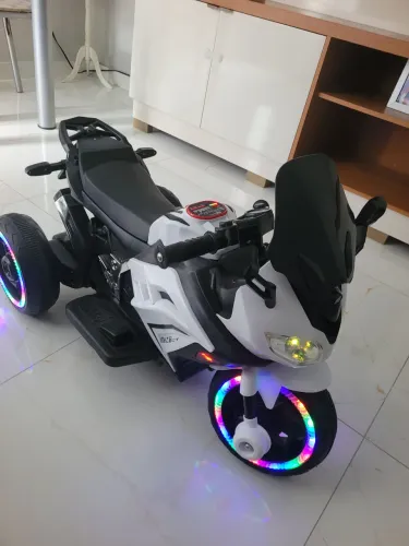 Moto elétrica infantil com led e Bluetooth