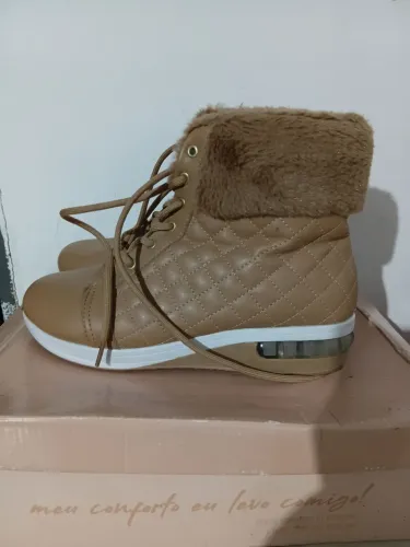 Bota Modare toda forrada de pelinhos por dentro