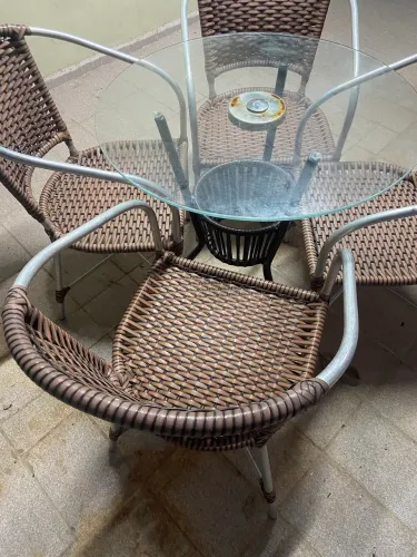 Mesa e cadeiras de alumínio e vime