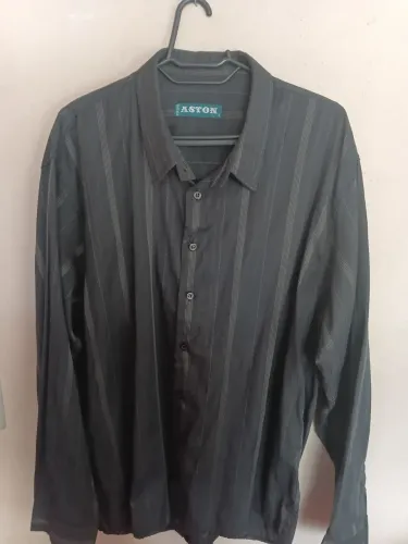 Camisa social preta. Padrão listrado. ORIGINAL ASTON FOR MAN. TAMANHO 5. MANGA COMPRIDA.