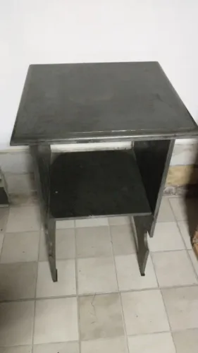 Mesa auxiliar em pedra de ardósia