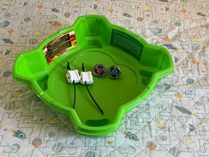 Beyblade, com arena e dois bayblades e dois lançadores