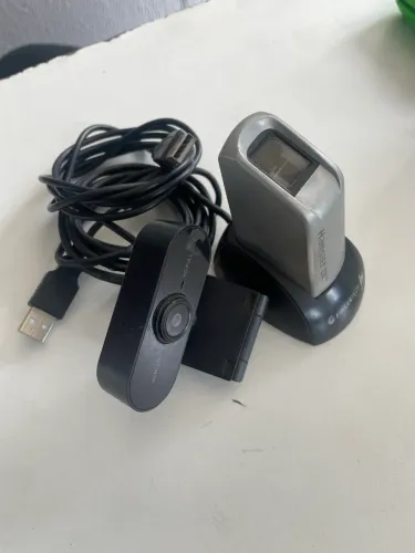 Leitor biométrico e webcam