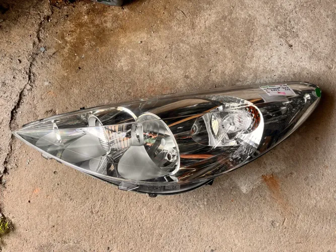 Farol Peugeot 207 original L/E 2010