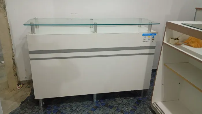Balcão com Vitrine de Vidro