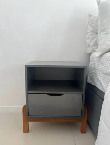 Vendo 2 mesas de cabeceira novinhas