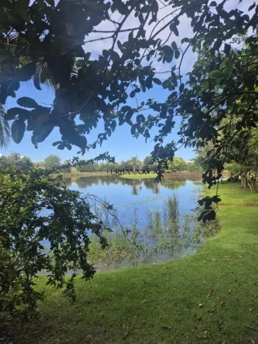 Terreno à Venda no Condomínio Jardins Veneza Anexo a Uma Reserva Natural
