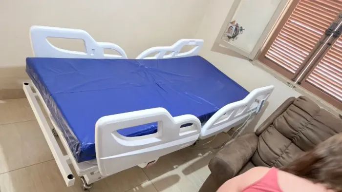 Cama Elétrica Hospitalar e Cadeira de Rodas