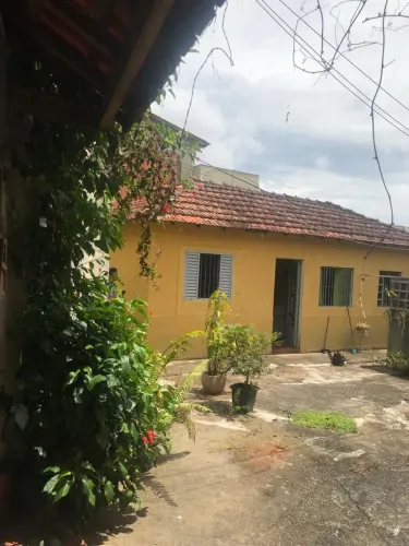 Casa em terreno de mais de 1100 m2 com outras casas para alugar e ter renda.