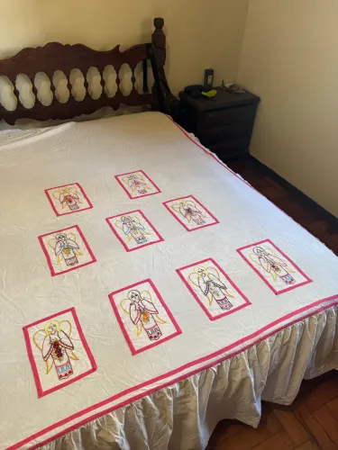 Colcha bordada a mão 