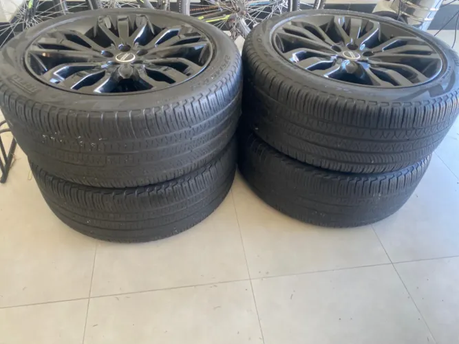 4 rodas com pneus range rover