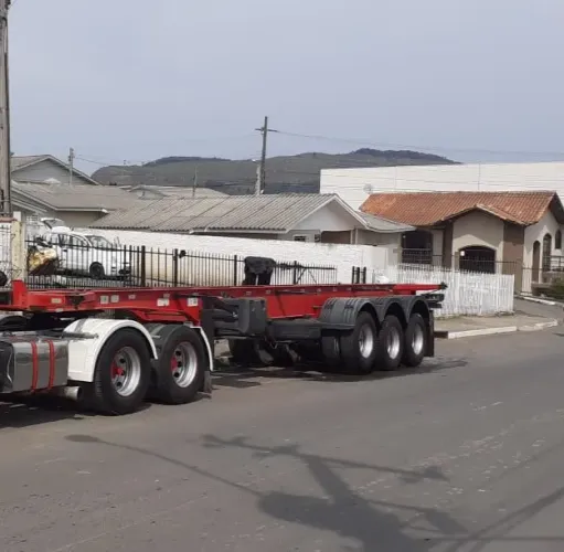 Porta Containner 2009 ótimo estado!!!Acompanha pneus semi novos