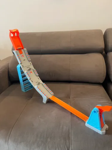 Pista hotwheels campeonato de subida com estacionamento