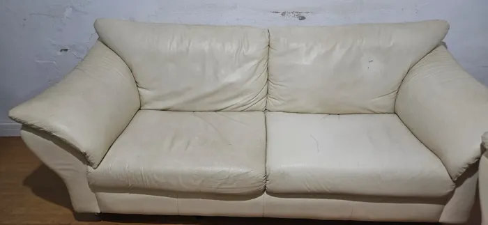 Sofá de couro legítimo