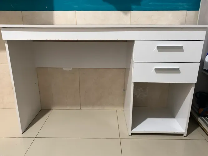 Mesa escrivaninha branca com 2 gavetas + nicho lateral