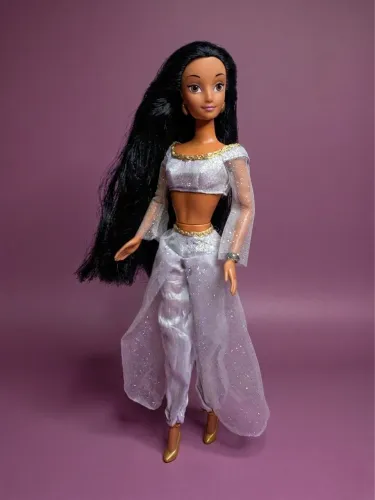 Boneca Jasmine roupa lilás 